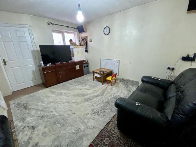 Townhouse for rent in Bede Island, Leicester
