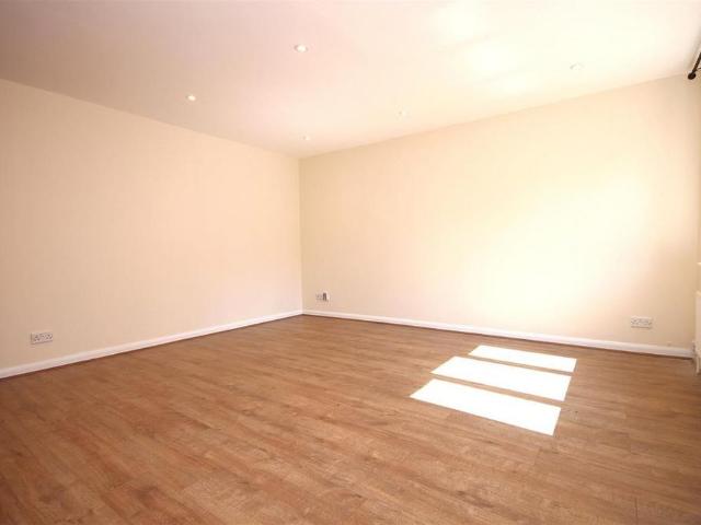 Townhouse for rent in Pachesham Park, Surrey