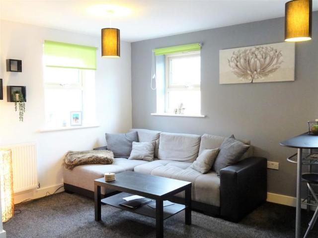 Townhouse for rent in Cutsyke, Castleford