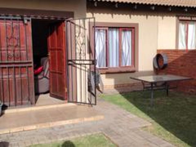 Townhouse for rent in Krugersdorp, Mogale City Local Municipality