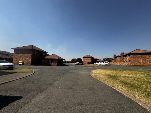 Townhouse for rent in Edleen, Ekurhuleni