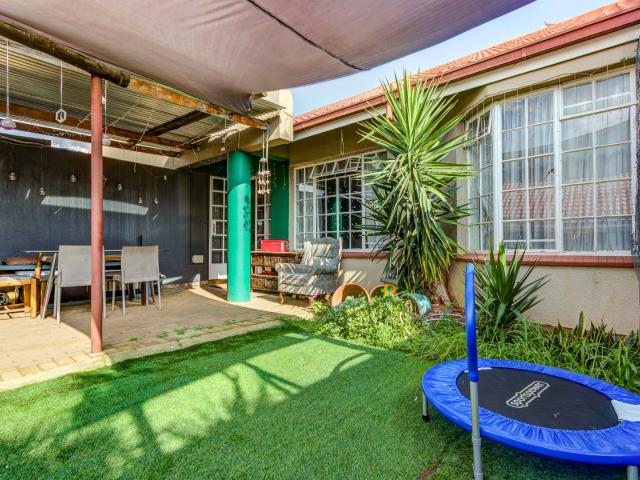 Townhouse for rent in Glenmarais, Ekurhuleni