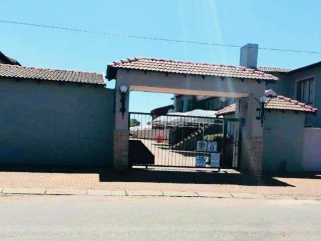 Townhouse for rent in Mohlakeng, Gauteng