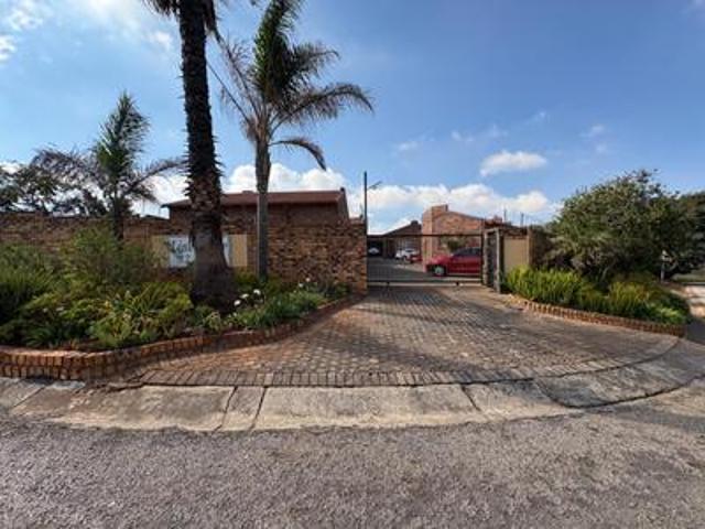 Townhouse for rent in Lindhaven, Roodepoort