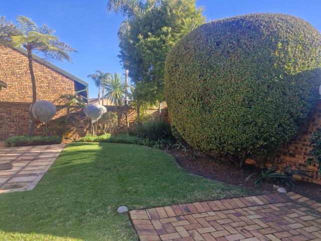 Townhouse for rent in Waterkloof, Gauteng
