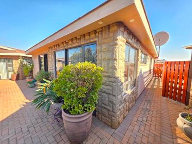 Townhouse for rent in Henley on Klip, Midvaal
