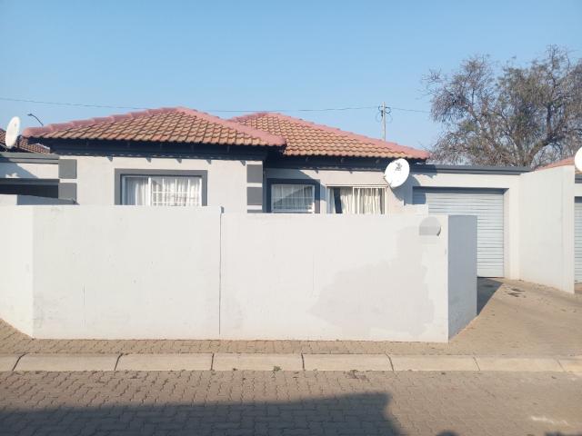 Townhouse for rent in Akasia, Gauteng