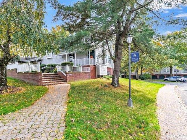 Condo for sale in Trumbull Town Commons, Trumbull