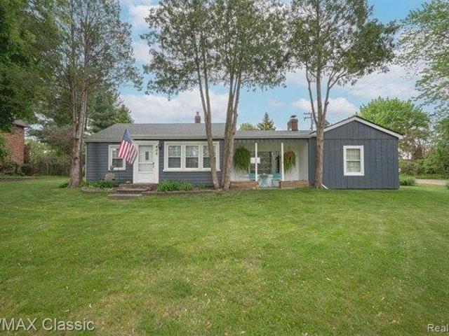 House for sale in Walled Lake