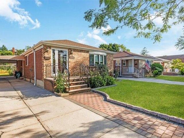 House for sale in Queens, Arverne