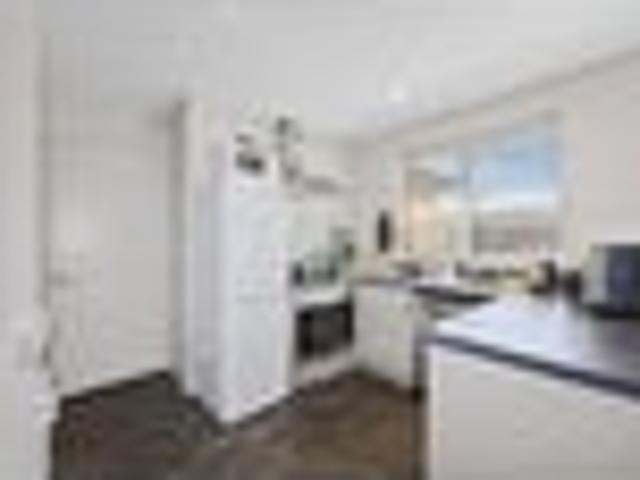 Townhouse for sale in Chaslands, Canterbury