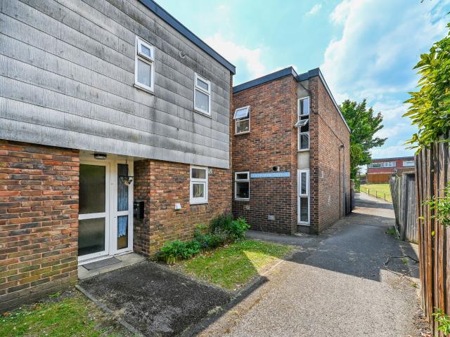 Apartment for rent in London Borough of Merton, Raynes Park