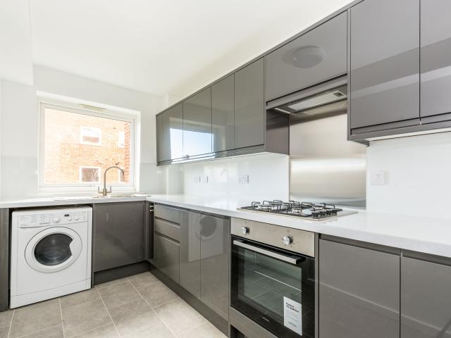 Apartment for rent in London Borough of Merton, Merton Park