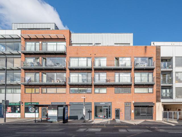 Apartment for rent in Summerstown, Greater London