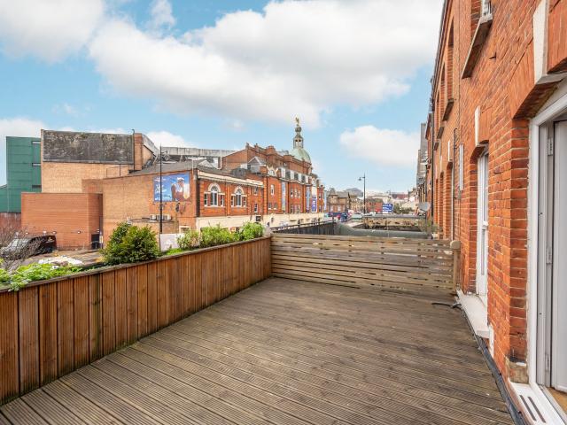 Apartment for rent in London Borough of Merton, Merton Park