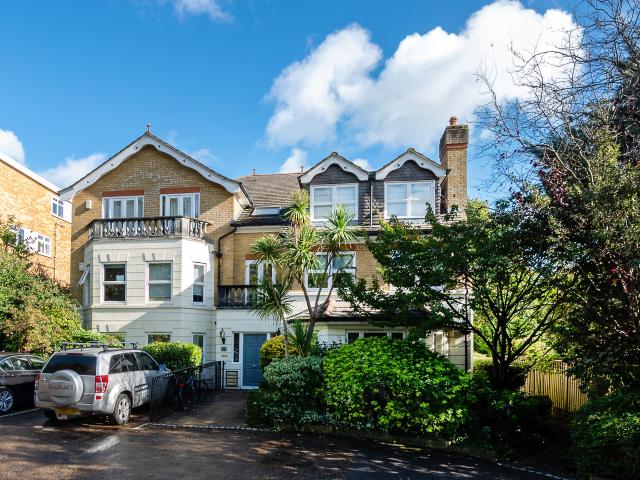 Apartment for rent in London Borough of Merton, Raynes Park