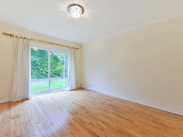 Apartment for rent in London Borough of Merton, Raynes Park