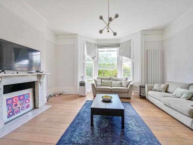 Apartment for rent in London Borough of Merton, Raynes Park