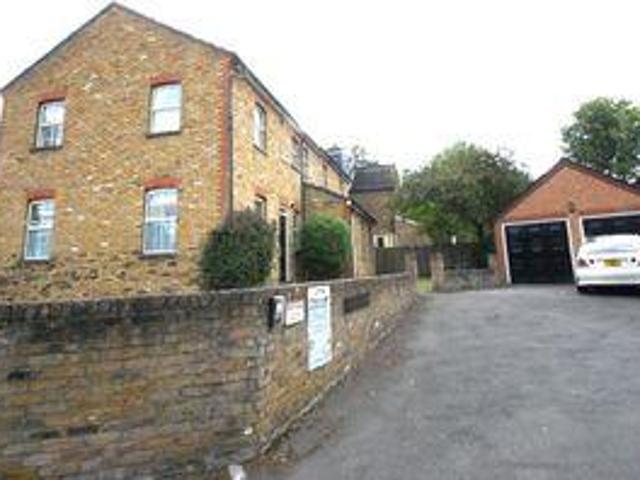 House for rent in Row Town, Surrey