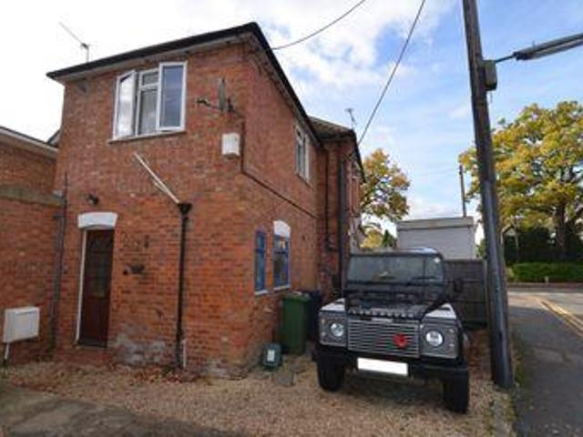 House for rent in Heol-las, Surrey