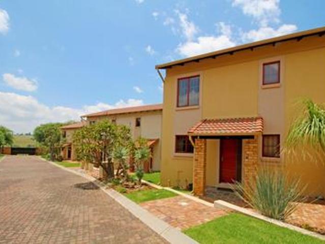 Townhouse for rent in Wilgeheuwel, Roodepoort