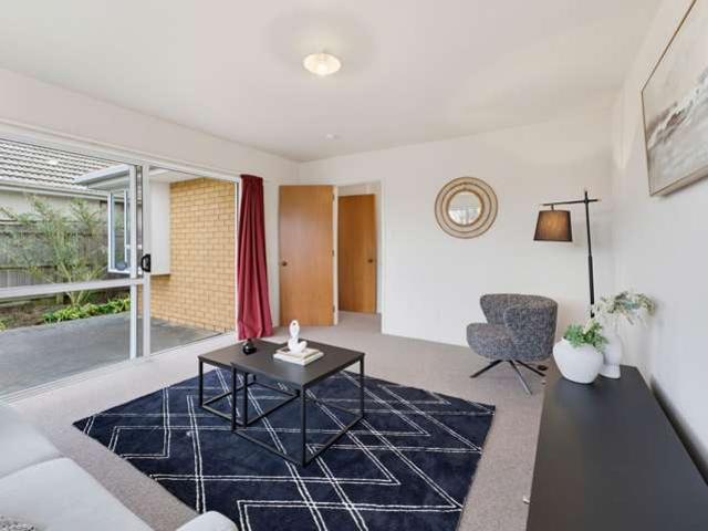 Townhouse for sale in Chaslands, Canterbury