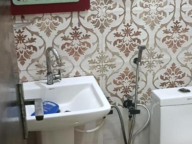 Flat for sale in North East Delhi, Deri