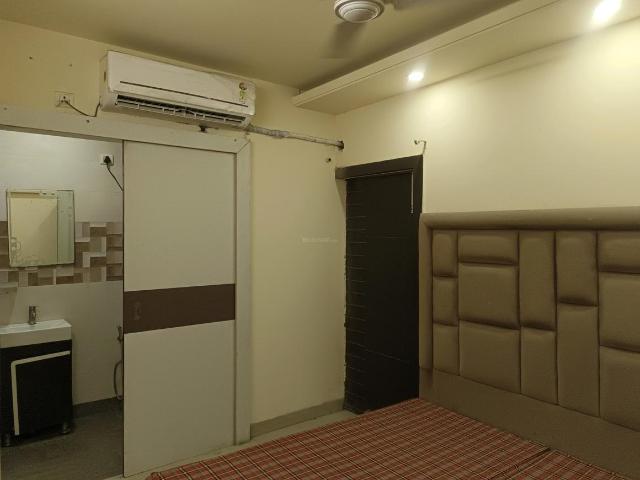 Flat for rent in Shalimar Bagh, Delhi