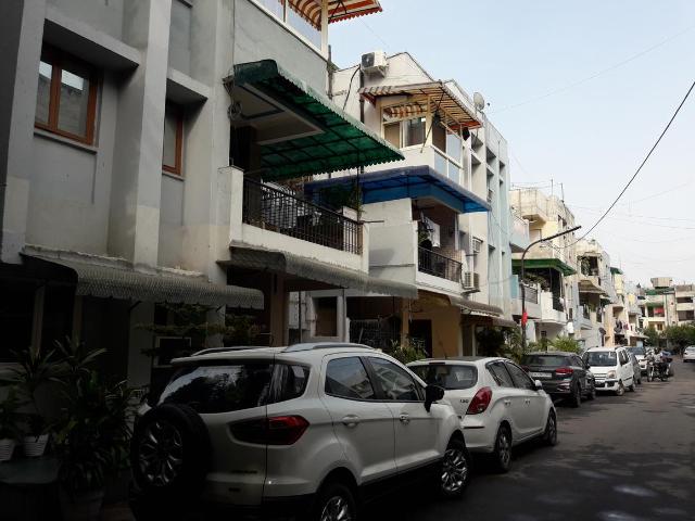 Flat for sale in North Delhi, Deri
