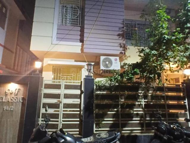 Flat for sale in Madar Tala Colony, Kolkata