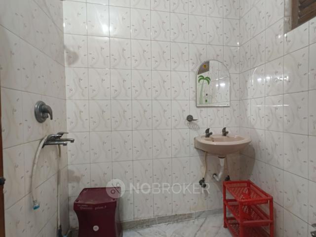 Flat for rent in West Delhi, Deri