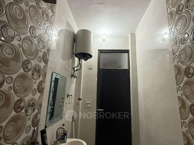 Flat for sale in North Delhi, Deri