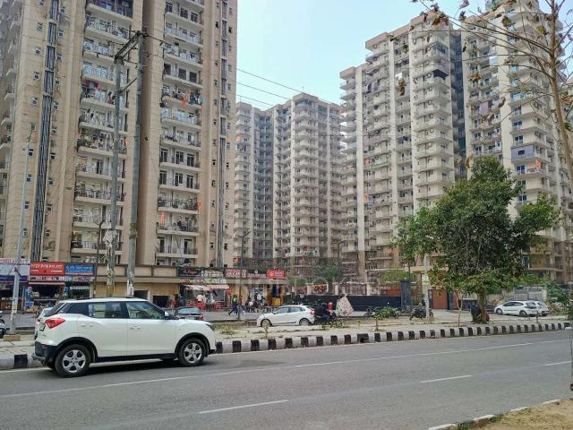 Flat for sale in Gaur City 2, Gautam Buddha Nagar