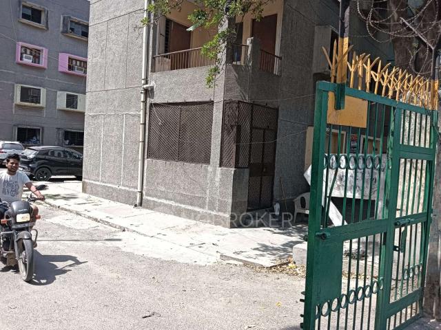 Flat for sale in North Delhi, Deri
