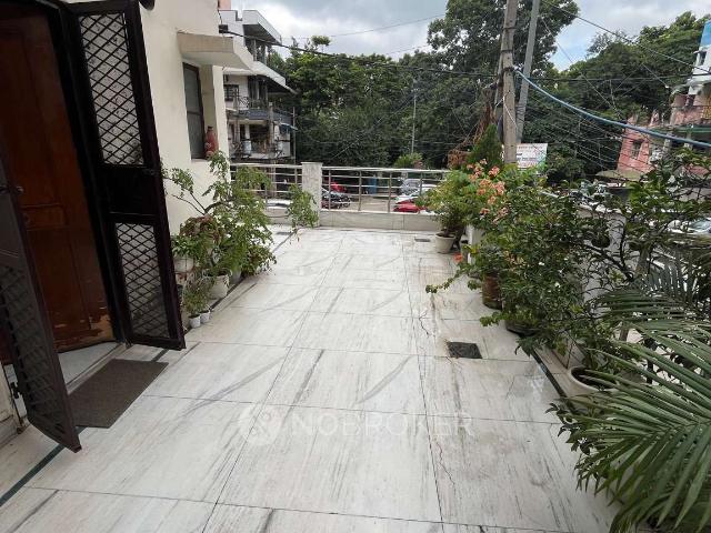 Flat for sale in North Delhi, Deri