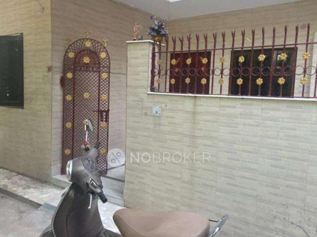 Flat for rent in Shalimar Bagh, Delhi
