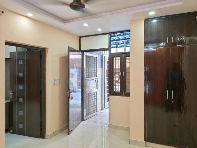 Flat for rent in South West Delhi, Deri