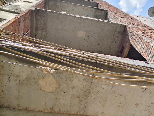 Flat for sale in East Delhi, Deri