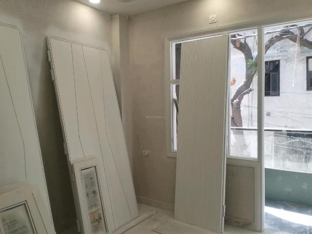 Flat for sale in North Delhi, Deri