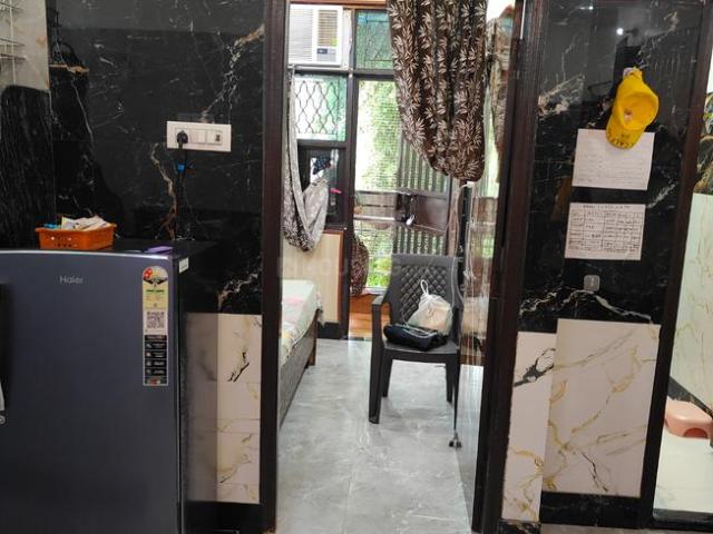 Flat for sale in North Delhi, Deri