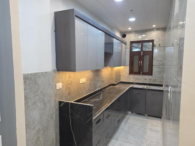 Flat for sale in North Delhi, Deri