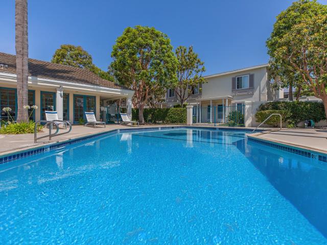 Apartment for rent in Newport Beach