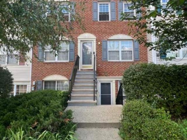Townhouse for rent in Newark