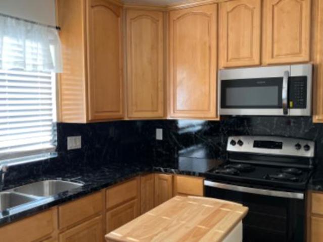 Townhouse for rent in Hayward