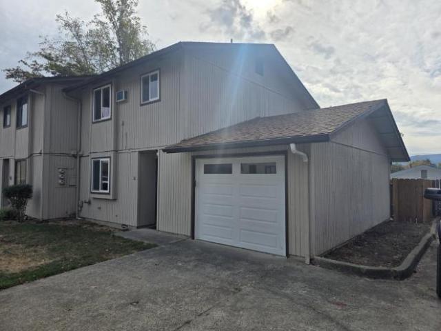 Townhouse for rent in Grants Pass, Josephine County