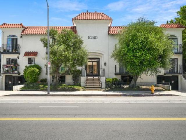 Townhouse for rent in Valley Village