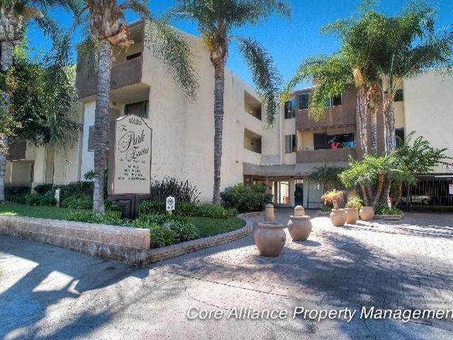 Townhouse for rent in Encino