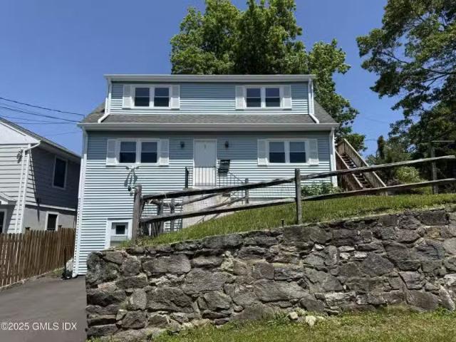 House for rent in Darien