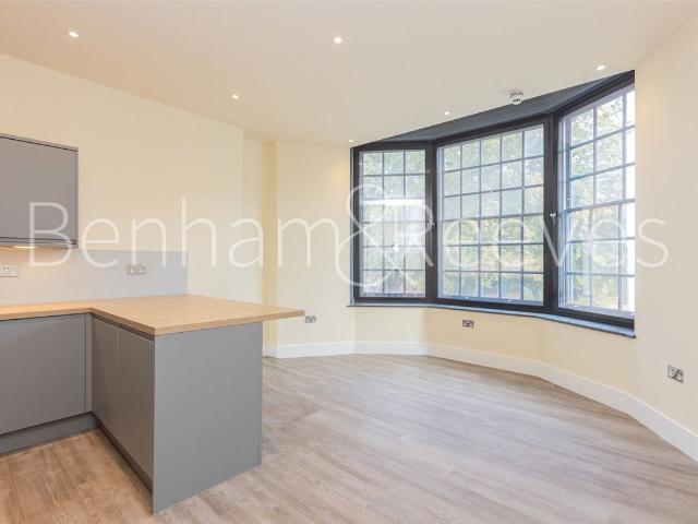 Apartment for rent in Clayponds Gardens, Greater London