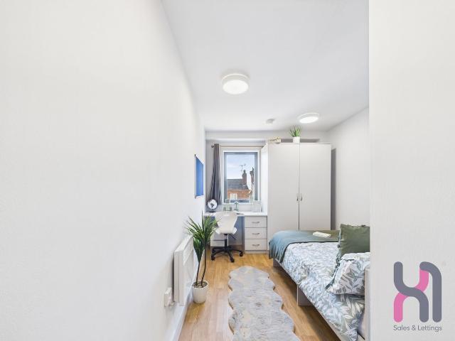 Studio for rent in Calderstones